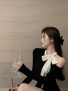 黑色露肩上衣女设计感小众短款修身蝴蝶结长袖针织衫