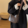 包包女士2023潮高级感时尚斜挎包，复古今年流行宽带单肩水桶包
