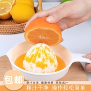 手动柠檬榨汁器榨橙子果汁，杯子旋转榨汁萃取果蔬器