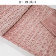 左向粉色褶皱绒布，可爱儿童房样板间民宿，现代毛毯轻奢高档床尾搭巾