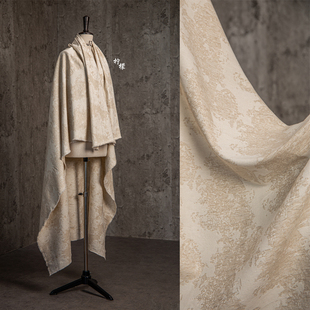 米白色棉麻提花布料面料，伤痕浮雕立裁廓形外套，服装设计师创意面料