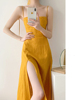 姜黄色亚麻吊带连衣裙女夏季法式设计感小众甜辣性感收腰开叉裙子