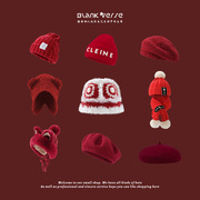 防寒红色新年保暖针织帽时尚，防风护耳字母，毛线帽子女冬季贝雷帽