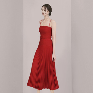 2023红色连衣裙小众设计感性感细吊带腰带，修身百褶长裙女