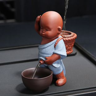 创意紫砂撒尿小和尚茶宠摆件，尿童娃娃喷水陶瓷人物，工艺品茶台茶滤