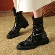 复古黑色褶皱短靴子女小众，设计欧美厚底，粗跟切尔西女靴平底马丁靴