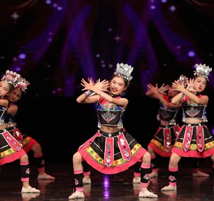儿童少数民族演出服女童佤族走在山水间舞蹈，服壮族苗族表演服
