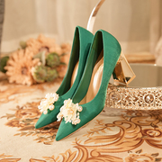 绿色婚鞋结婚花朵珍珠，绸缎单鞋礼服，新娘秀禾鞋尖头细跟高跟鞋