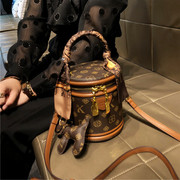 香港品牌包包女士2024时尚手提单肩包真皮斜跨圆筒水桶包小包