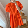 韩国chic简约橘色显白圆领压褶设计宽松小个子泡泡袖连衣裙短裙女