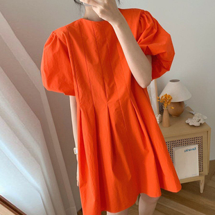 韩国chic简约橘色显白圆领，压褶设计宽松小个子泡泡，袖连衣裙短裙女