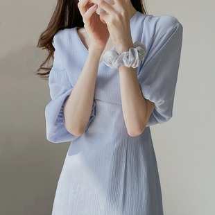 韩国chic夏季法式优雅v领褶皱，感纹理系带，收腰纯色灯笼袖连衣裙女