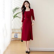 2023秋季设计感红色长袖，连衣裙中长款修身显瘦洋气打底妈妈裙