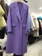 紫色长款羊毛大衣女，宽松西装领长款双排，扣羊绒外套