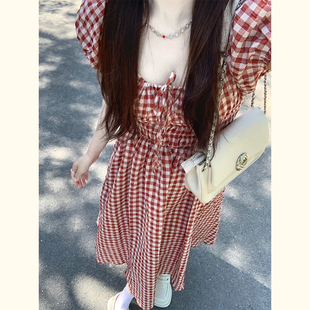 红色格纹连衣裙女夏季法式泡泡，袖抽绳褶皱，收腰显瘦小个子长裙