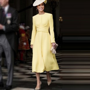 凯特王妃同款2023春秋，女装圆领长袖，高级感淡黄色中长连衣裙潮