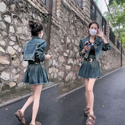 秋季新韩版时尚修身高级感复古牛仔短款上衣，高腰a字百褶短裙套装