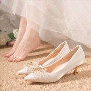 法式婚鞋女白色主婚纱订婚新娘鞋平时可穿小众高级感缎面细高跟夏