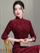 中袖旗袍七分袖秋款2024年传统版暗红色，妈妈喜婆婆婚宴装植绒