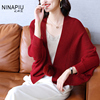红色优雅洋气亮丝羊毛开衫，披肩女装2023秋冬时尚，气质针织毛衣