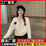 甜美爱心v领针织开衫，上衣女高腰短款设计感小众外穿毛衣外套秋冬