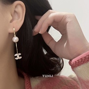 法式珍珠双c耳环轻奢气质，小香风秋冬耳扣设计高级感长款圆脸耳饰