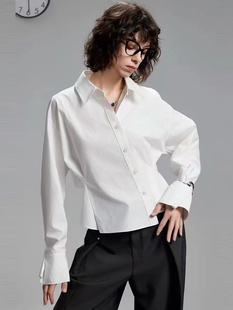 白色设计感褶皱，短款衬衫女2024春装独特别致宽松打底上衣