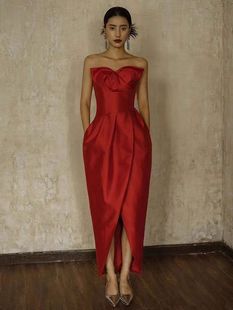 新中式红色抹胸晨袍缎面，开叉简约气质，显瘦新娘结婚订婚宴晚礼服裙