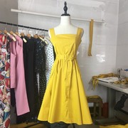 女装连衣裙夏中长款纯棉，黄色收腰无袖气质显瘦原创设计感背带白裙