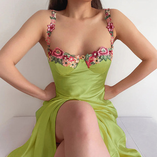 instunning欧美大码绿色连衣裙女刺绣，花朵裙子海边度假缎面吊带裙