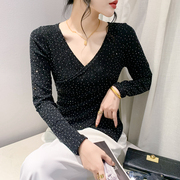 欧洲站时尚不规则上衣设计感v领烫钻修身显瘦t恤女高级感洋气小衫