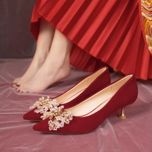 红色婚鞋2024春秋法式秀禾婚纱新娘鞋尖头细跟绒面低跟单鞋女3cm