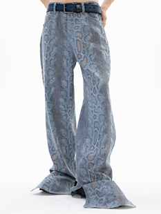 erisstoffy2k千禧赛博龙彩色，蛇纹磨砂质感，廓形加长牛仔长裤