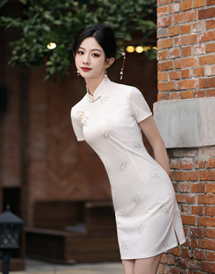 旗袍2024新中式年轻少女，日常短袖斜襟可穿白浅绿色，连衣裙改良