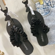 黑色夏季人字拖女士韩版时尚，外穿可爱皱褶泡泡，休闲防滑平底凉拖鞋