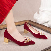 敬酒服婚鞋新娘鞋粗跟不累脚，方跟高级感珍珠中式婚礼高跟宽脚红鞋