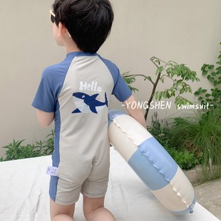 儿童连体短袖泳衣男童，夏季可爱鲨鱼防晒速干中小童海边度假套装