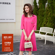 玫红色连衣裙气质名媛高端2024春装，大码中长款女士礼服时髦减龄