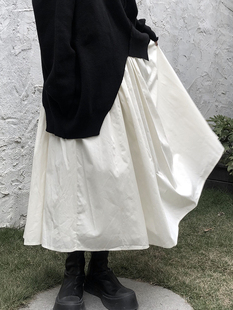 陆与山屿设计款a字裙双层春秋季黑白色半身裙女士百褶垂感长裙子