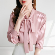 今年流行粉色衬衣女ol气质，上衣醋酸缎面蝴蝶结，v领职业衬衫设计感