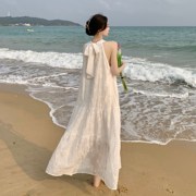 法式白色挂脖蕾丝吊带连衣裙女夏季高级感小白裙海边度假复古裙子