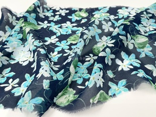 柔软垂感微透深蓝底绿色，花朵印花全棉，雪纺乔其纱布料衬衫裙面料