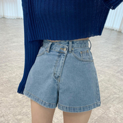 韩国chic夏季百搭设计感不规则，纽扣高腰双口袋，水洗蓝牛仔裤短裤女