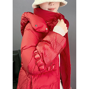 细腻压褶 90白鹅绒红色连帽羽绒服2023冬季女中长款立领外套
