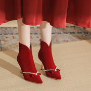 婚鞋冬季短靴红色高级感尖头，细跟v口靴子女，配秀禾服的高跟鞋