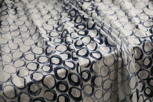 韩国进口薄款深浅墨蓝色，暗条圈圈环印花柔软亲肤天丝棉设计师布料