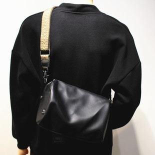 韩国ins斜挎包简约设计小众，男单肩包女学生包软皮(包软皮)拉链背包ipad包