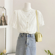夏季设计感镂空泡泡袖衬衫女法式气质V领蕾丝衫减龄洋气小衫上衣