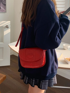 韩版复古油蜡皮马鞍包包，女2024小众，质感时尚红色单肩斜挎包
