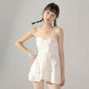 张昕爱白色设计感两件套装，连体裙式保守遮肚显瘦游泳衣女夏季
